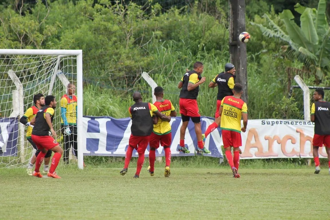 Brusque encerra preparação de olho na bola parada
