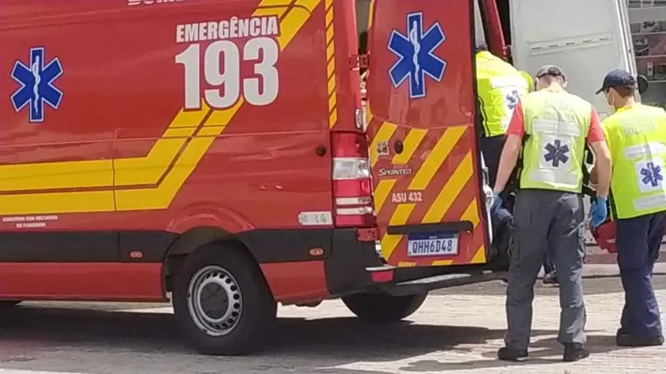 Colis&atilde;o entre carro e bicicleta deixa um ferido, em Brusque