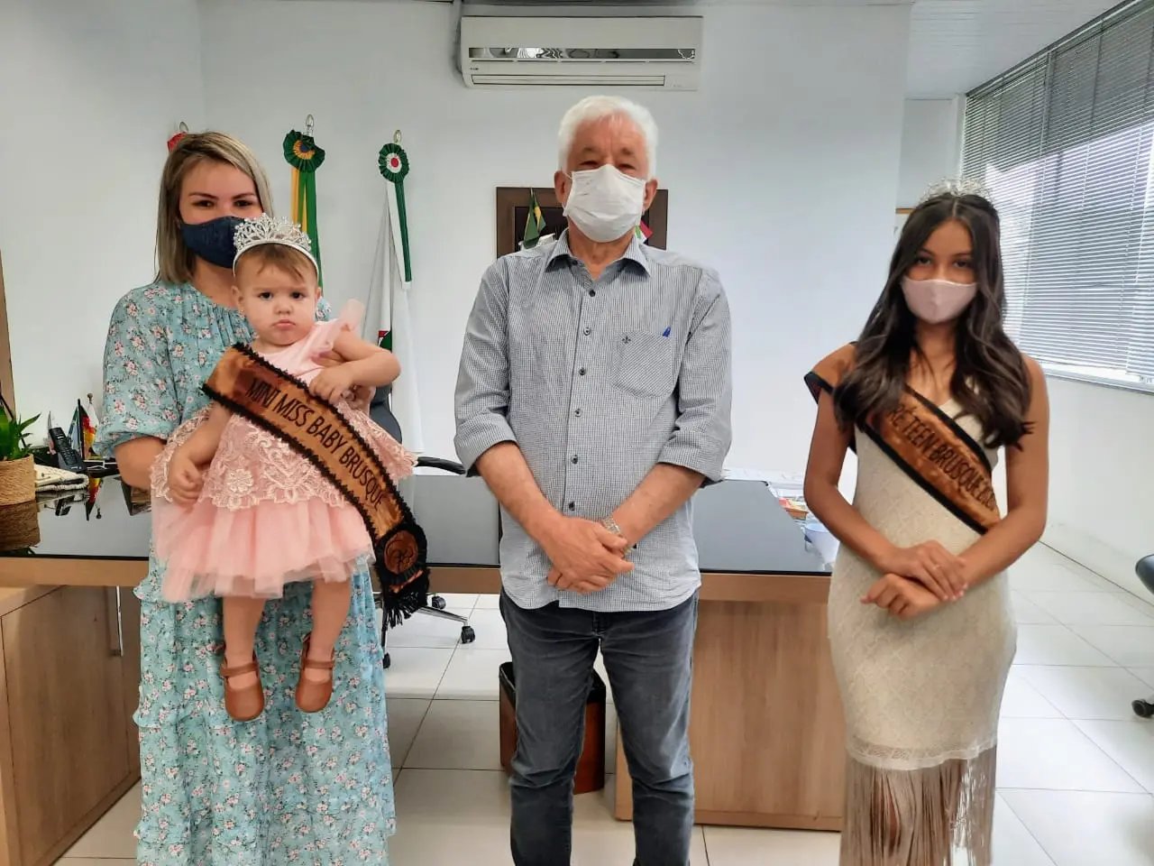 Representantes da beleza brusquense visitam prefeito 