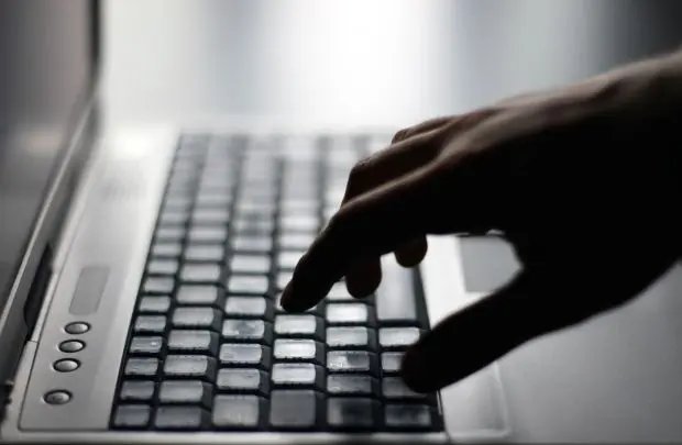 Homem desconfia de notebook na assistência e descobre furto