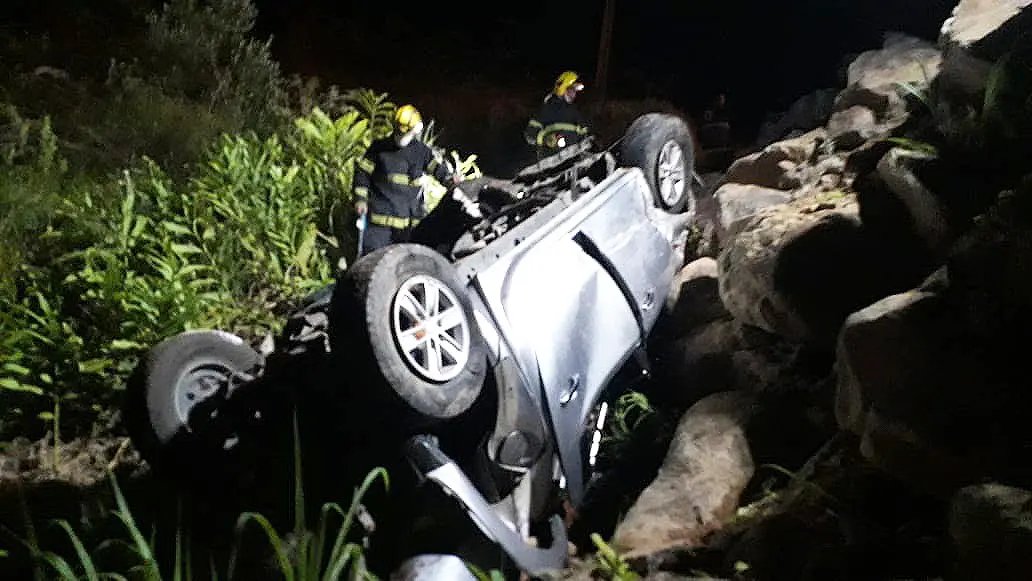 Carro despenca, mata duas pessoas e deixa tr&ecirc;s feridos