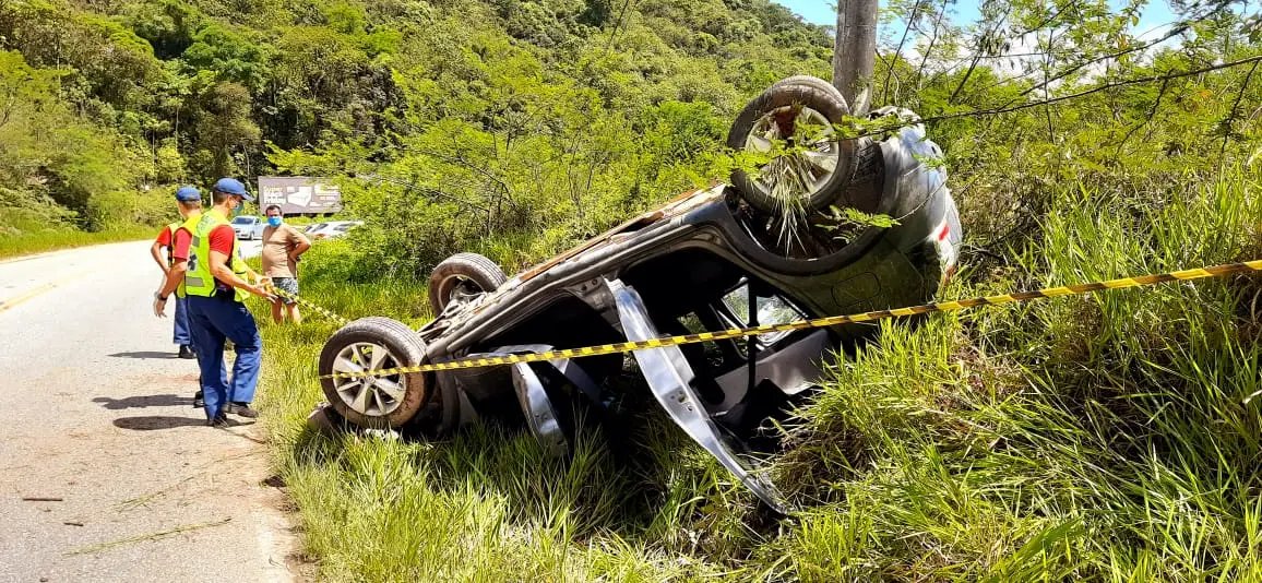 Idoso estava no ve&iacute;culo e &eacute; levado pelos socorristas ao hospital