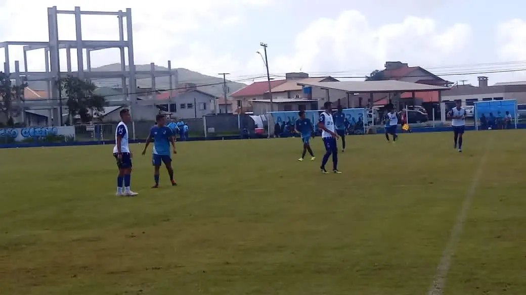 Carlos Renaux sai na frente, mas cede empate ao Ava&iacute;