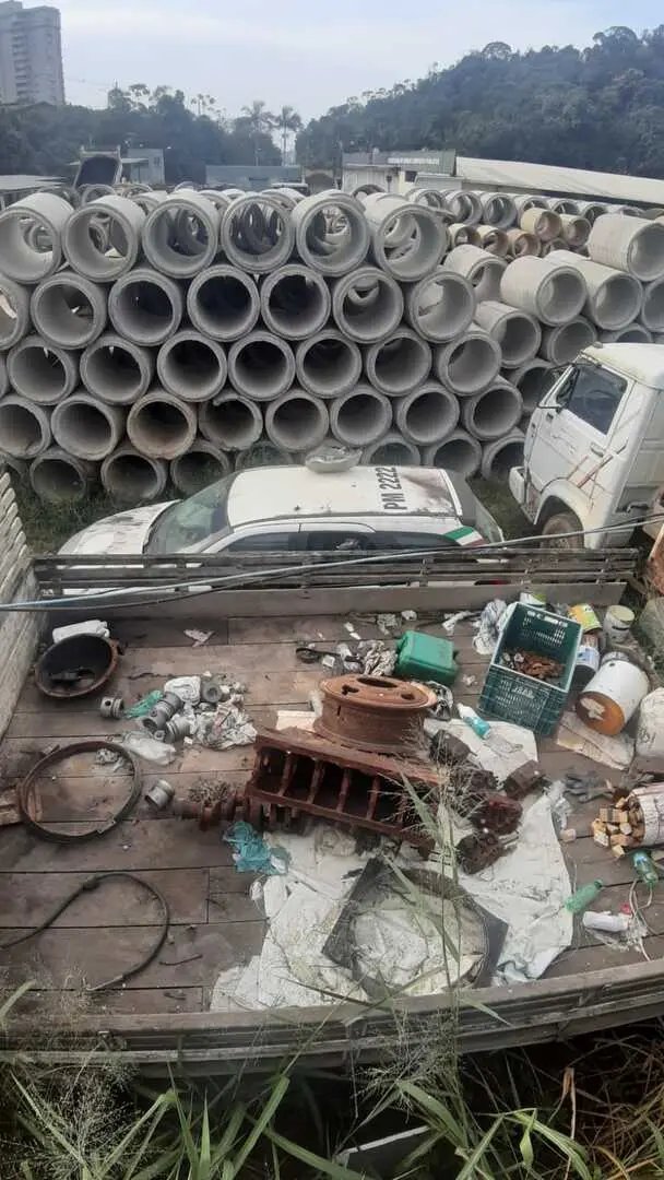 (V&iacute;deo) &Aacute;rea com entulho fotografada na Secretaria de Obras passa por limpeza