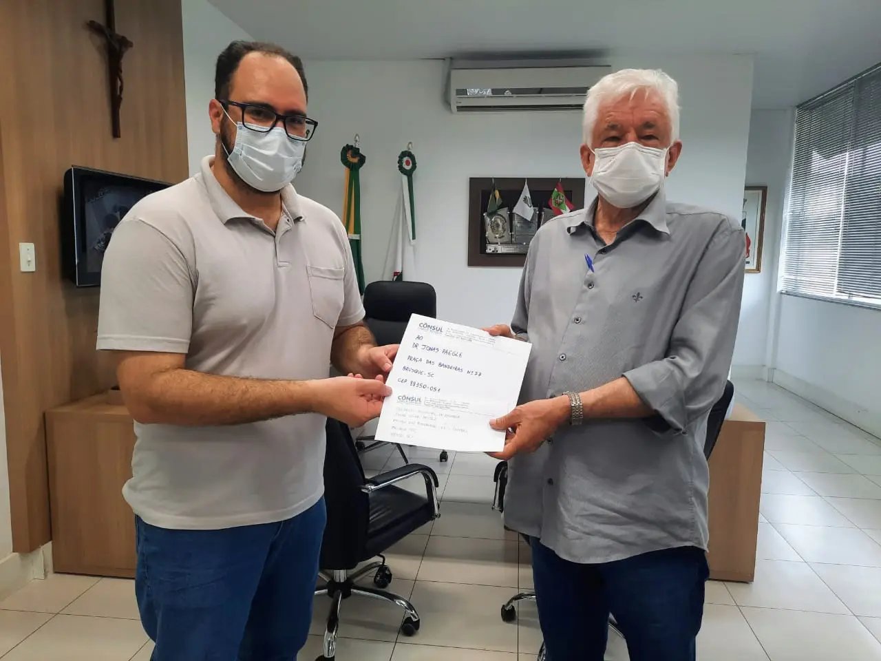 Prefeito de Brusque recebe correspond&ecirc;ncia de estudantes do Col&eacute;gio C&ocirc;nsul