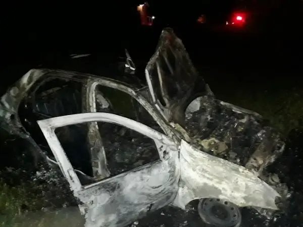 Carro pega fogo após acidente em São João Batista