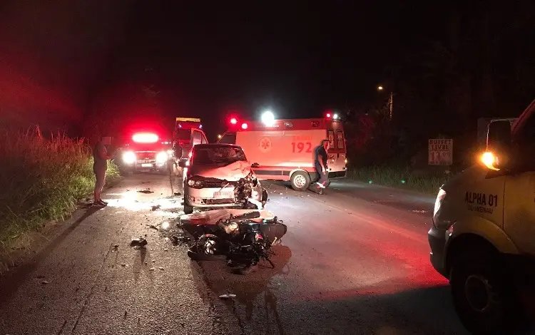 Motociclista morre ao bater contra carro na rodovia