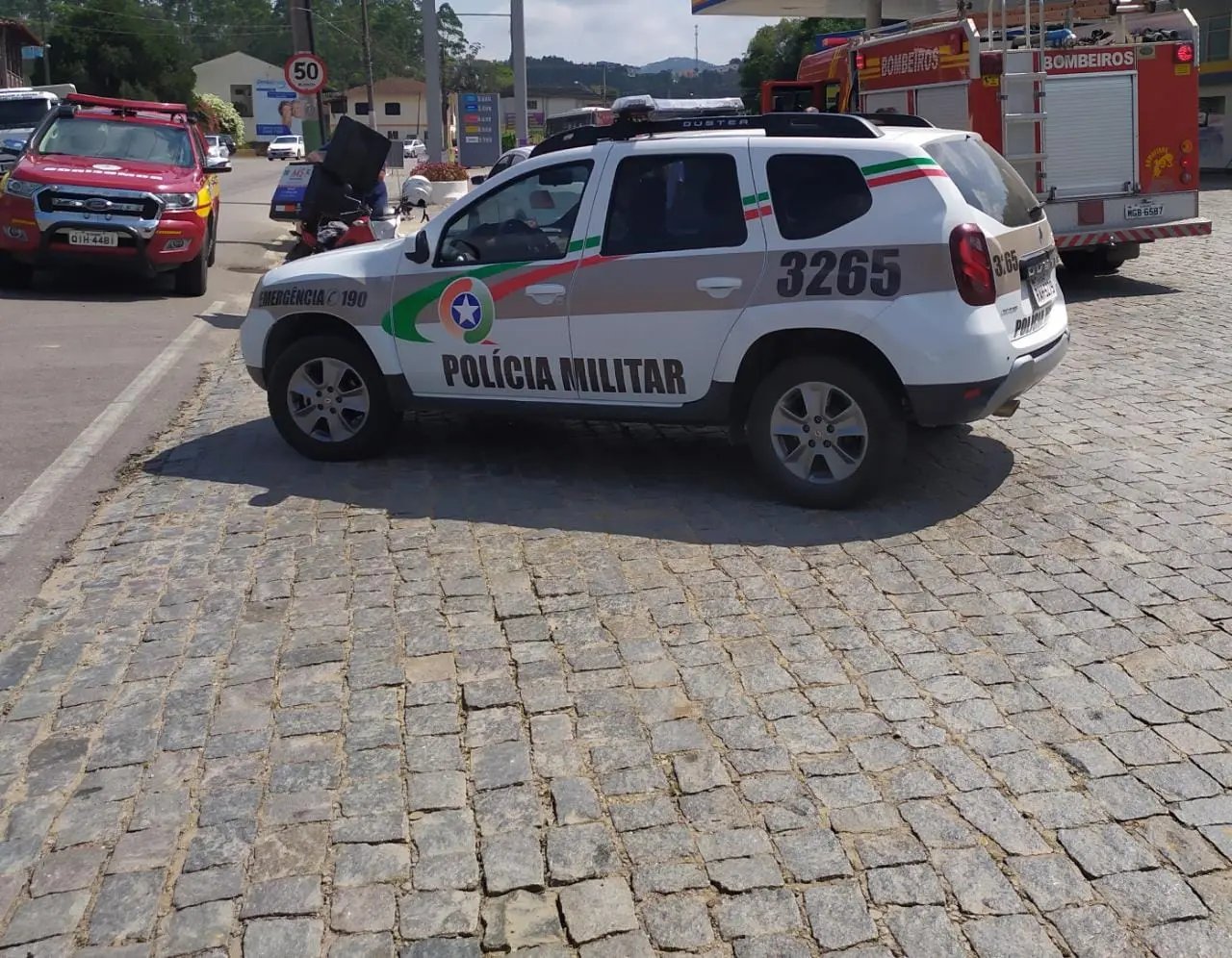 Motorista do carro n&atilde;o estava no local ap&oacute;s bater contra moto