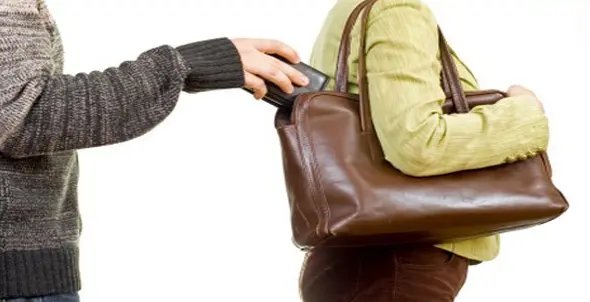 Mulher tem bolsa furtada próximo a hospital