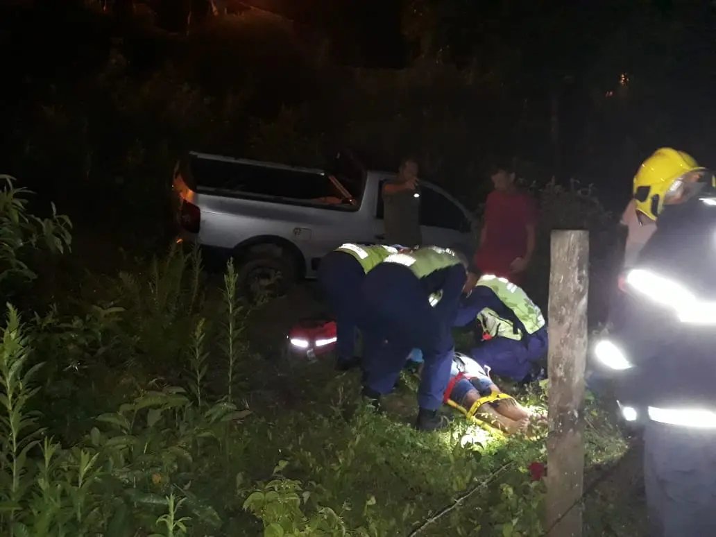 Motorista sai da pista e despenca a vários metros