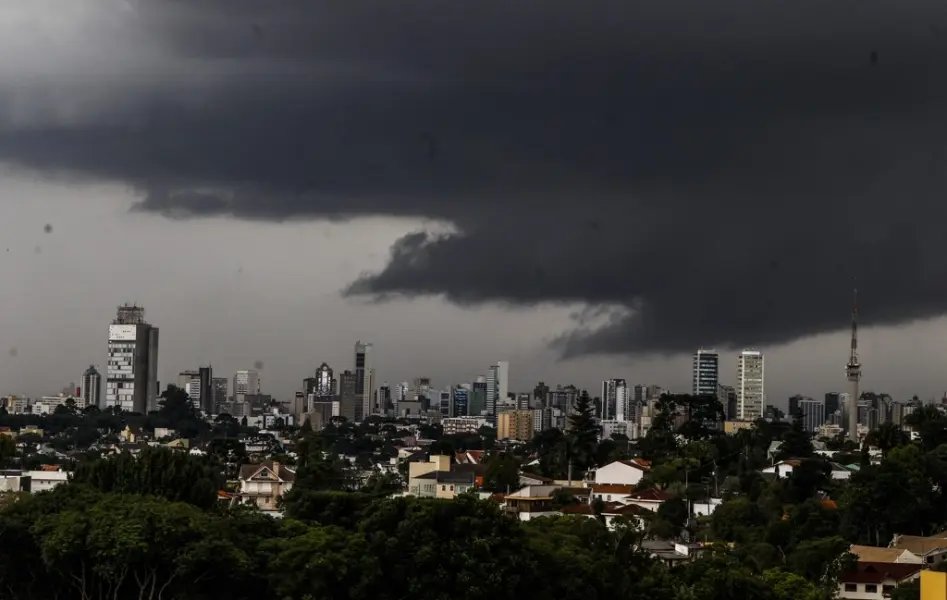 Defesa Civil emite alerta de tempestade para todas as regiões