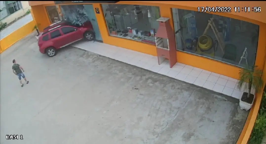 (V&Iacute;DEO) Carro invade loja de materiais de constru&ccedil;&atilde;o