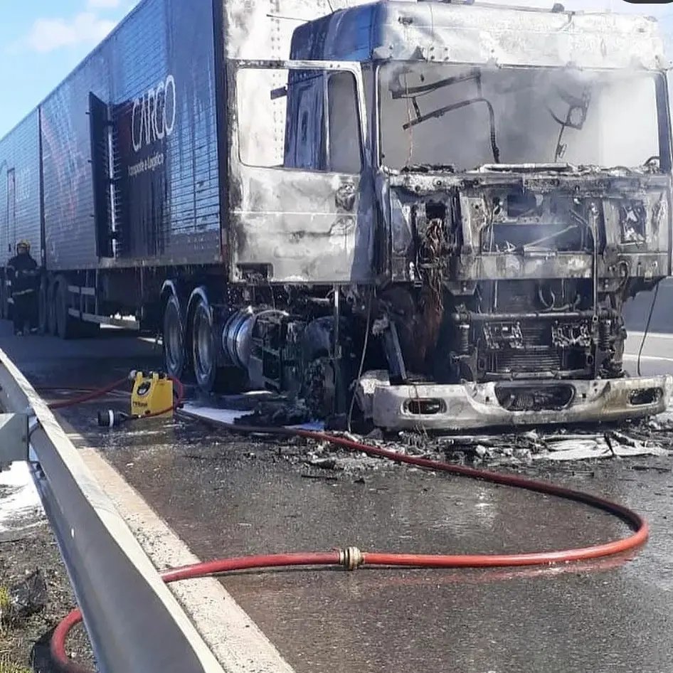 Caminh&atilde;o carregado de &oacute;leo pega fogo na rodovia