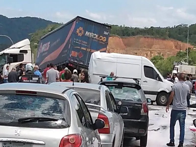 Acidente registra seis quil&ocirc;metros de congestionamento na BR-101