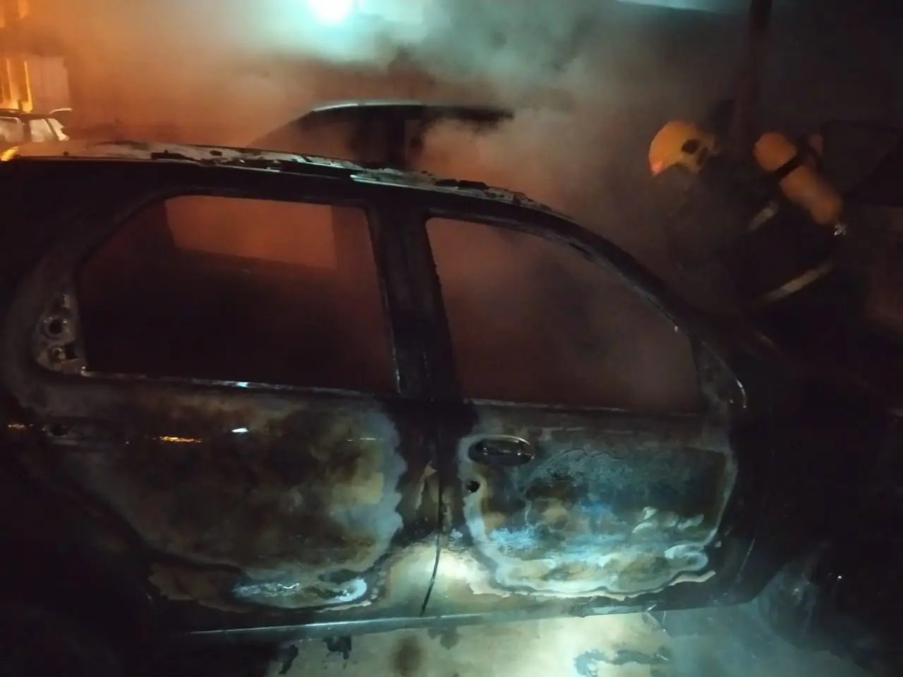 Carro pega fogo em estacionamento de ferro velho, em Brusque