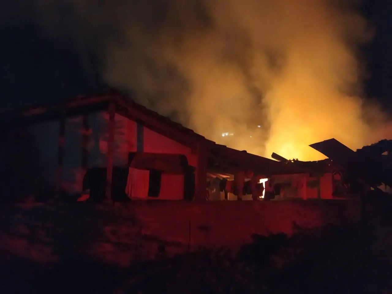 Resid&ecirc;ncia &eacute; consumida pelo fogo no Steffen