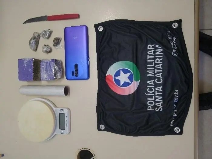 Homens s&atilde;o presos por tr&aacute;fico de drogas no bairro Limeira
