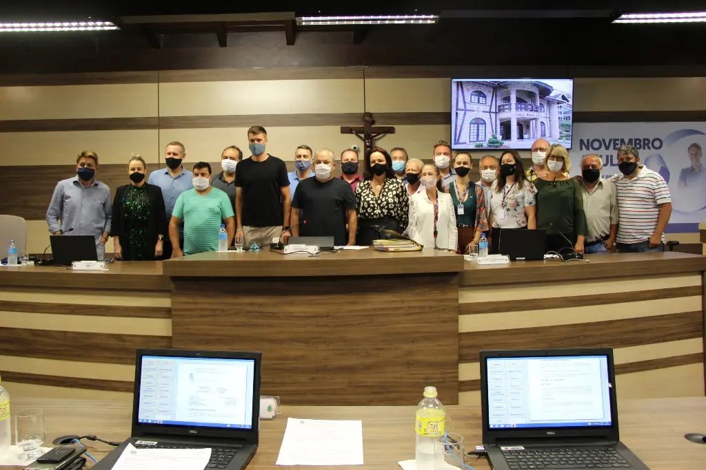 (V&Iacute;DEO) C&acirc;mara entrega comendas do m&eacute;rito a homenageados