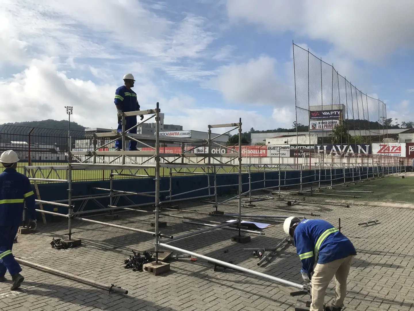 Arquibancada m&oacute;vel come&ccedil;a a ser instalada no Augusto Bauer