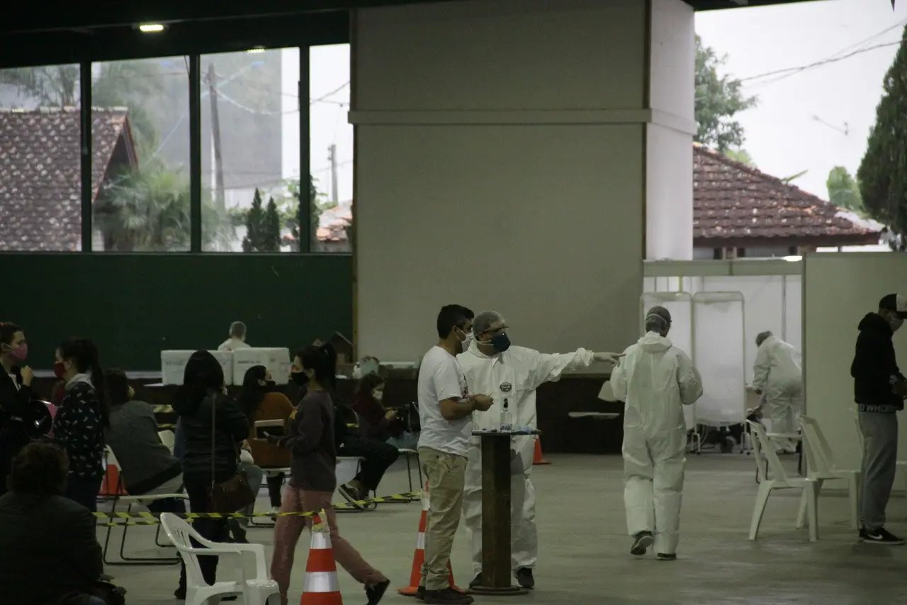 Secret&aacute;rio de Sa&uacute;de avalia est&aacute;gio da pandemia e anuncia medidas para redu&ccedil;&atilde;o de filas no Centro de Triagem 