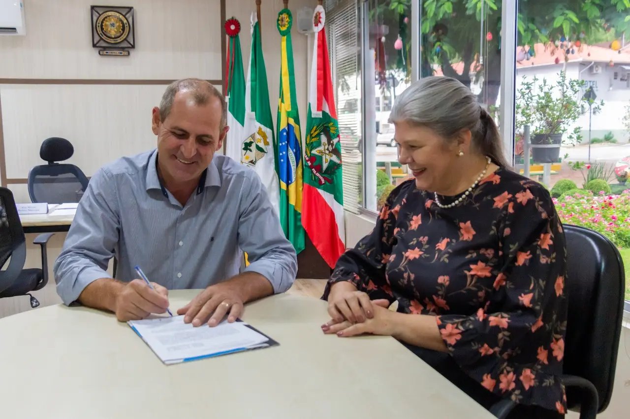 Unifebe e prefeitura de Botuver&aacute; firmam contrato para realiza&ccedil;&atilde;o de concurso p&uacute;blico no munic&iacute;pio