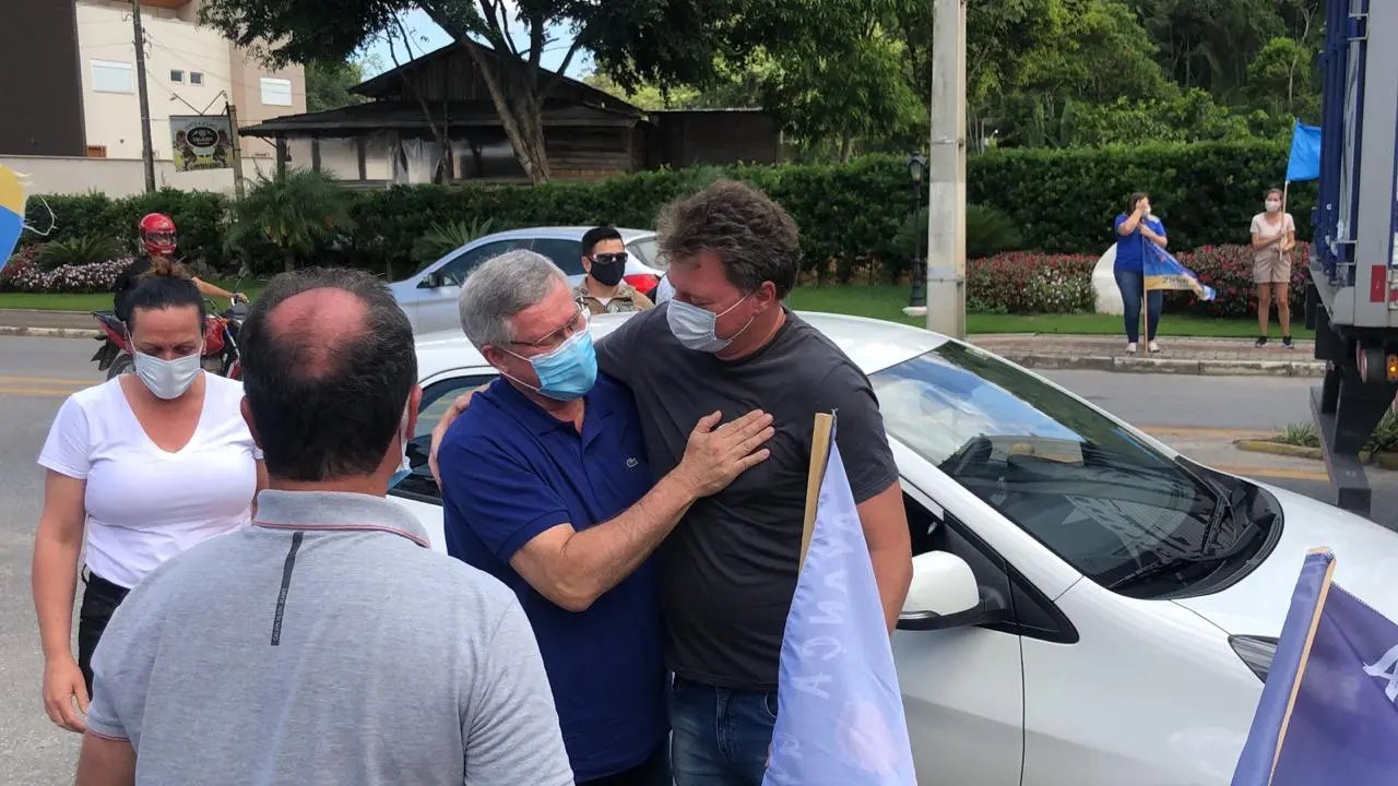 Prefeito de Guabiruba &eacute; homenageado ap&oacute;s deixar hospital
