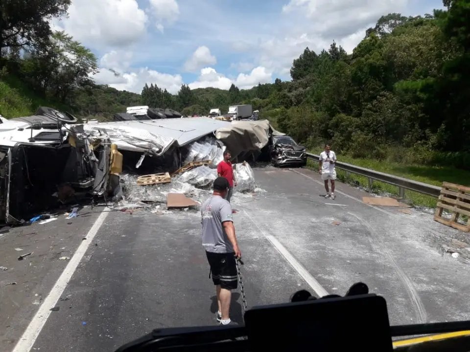 Caminhão tomba, atinge vários veículos e deixa pelo menos dois feridos