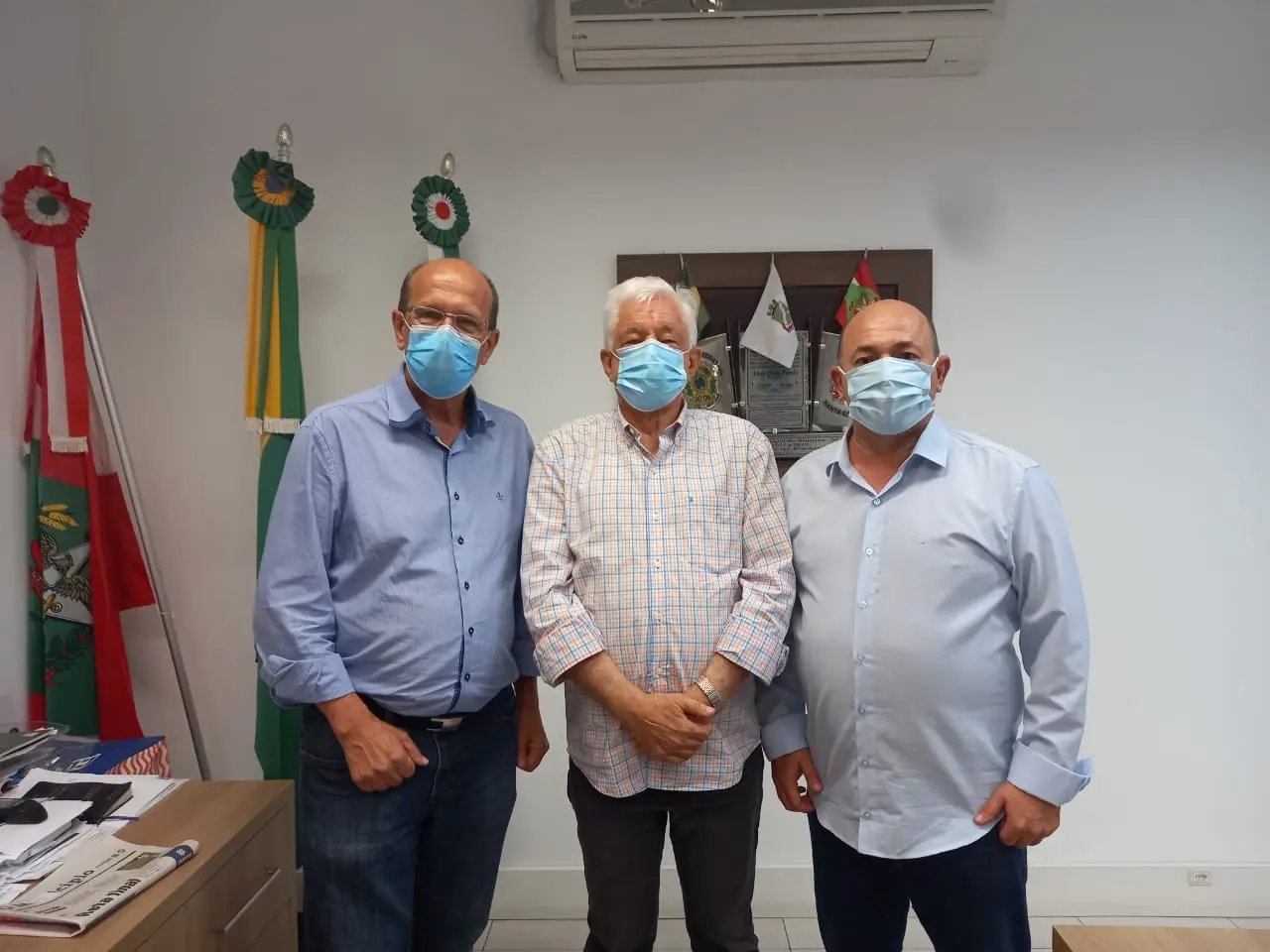 Prefeito de Brusque, Jonas Paegle, recebe prefeito e vice eleitos