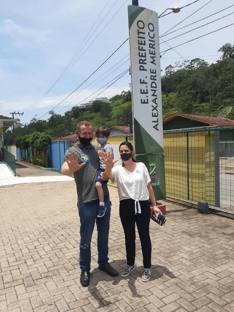 Paulinho Sestrem votou na Escola Alexandre Merico