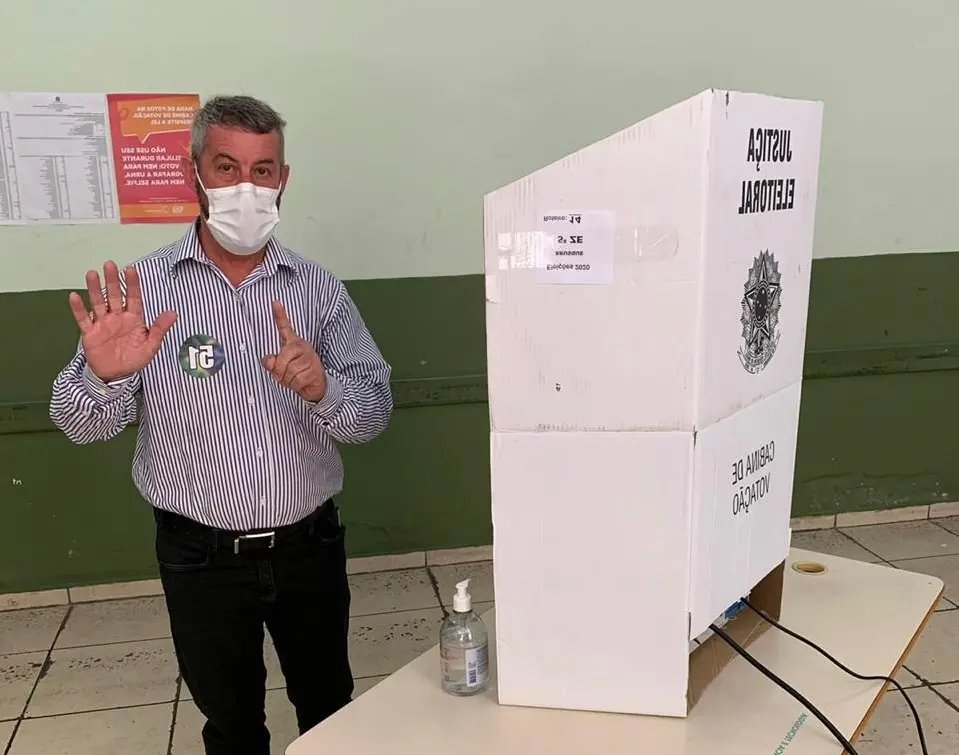 Marchewsky votou na metade da manh&atilde;, no Centro