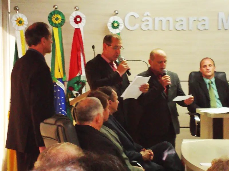Nene Colombi toma posse em Botuverá 