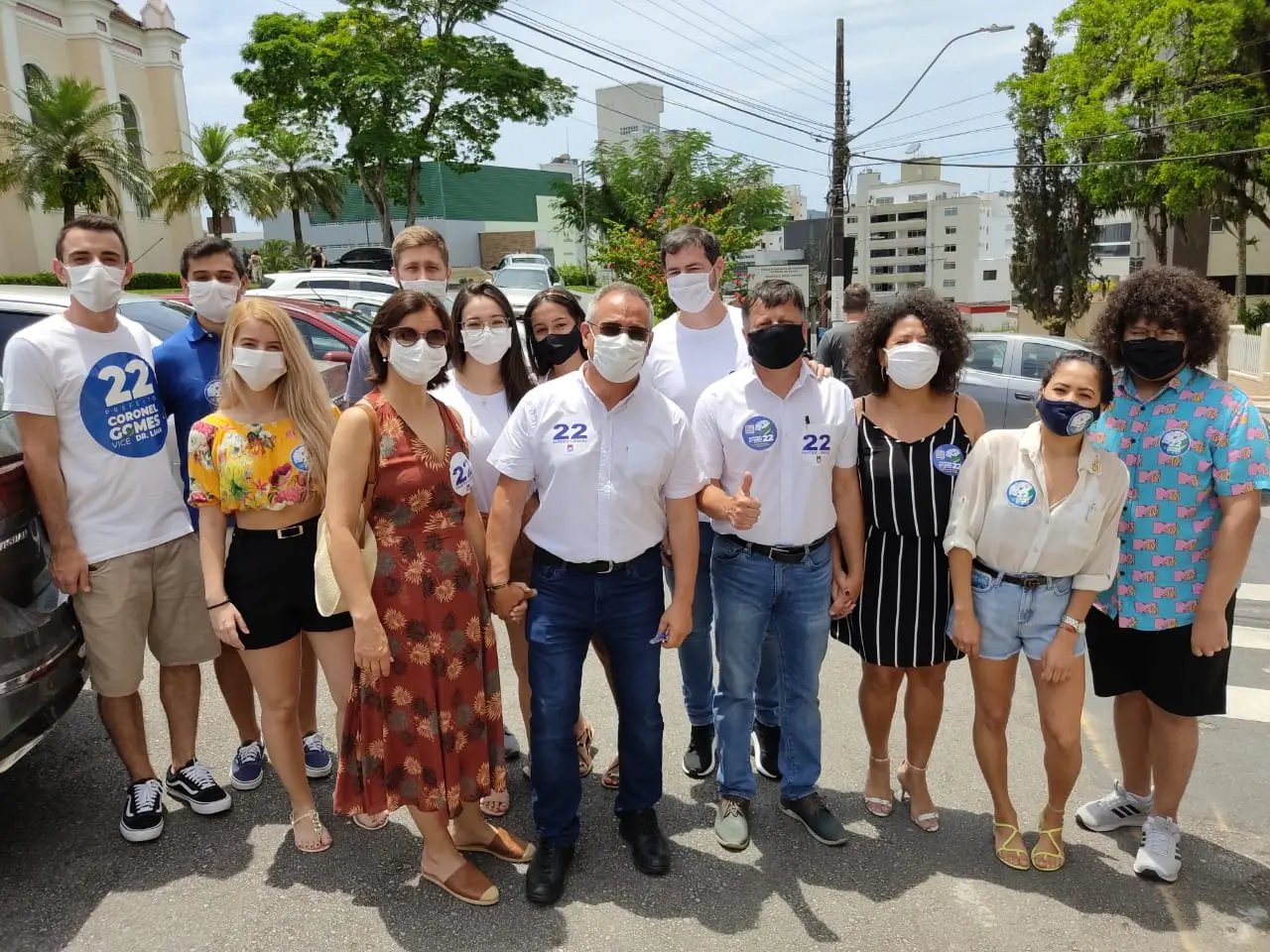 Coronel Gomes vota acompanhado do vice e dos familiares