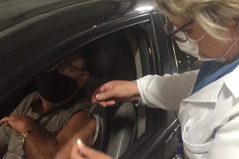 Idosos e profissionais de sa&uacute;de podem se vacinar contra gripe e sarampo no drive thru neste s&aacute;bado 