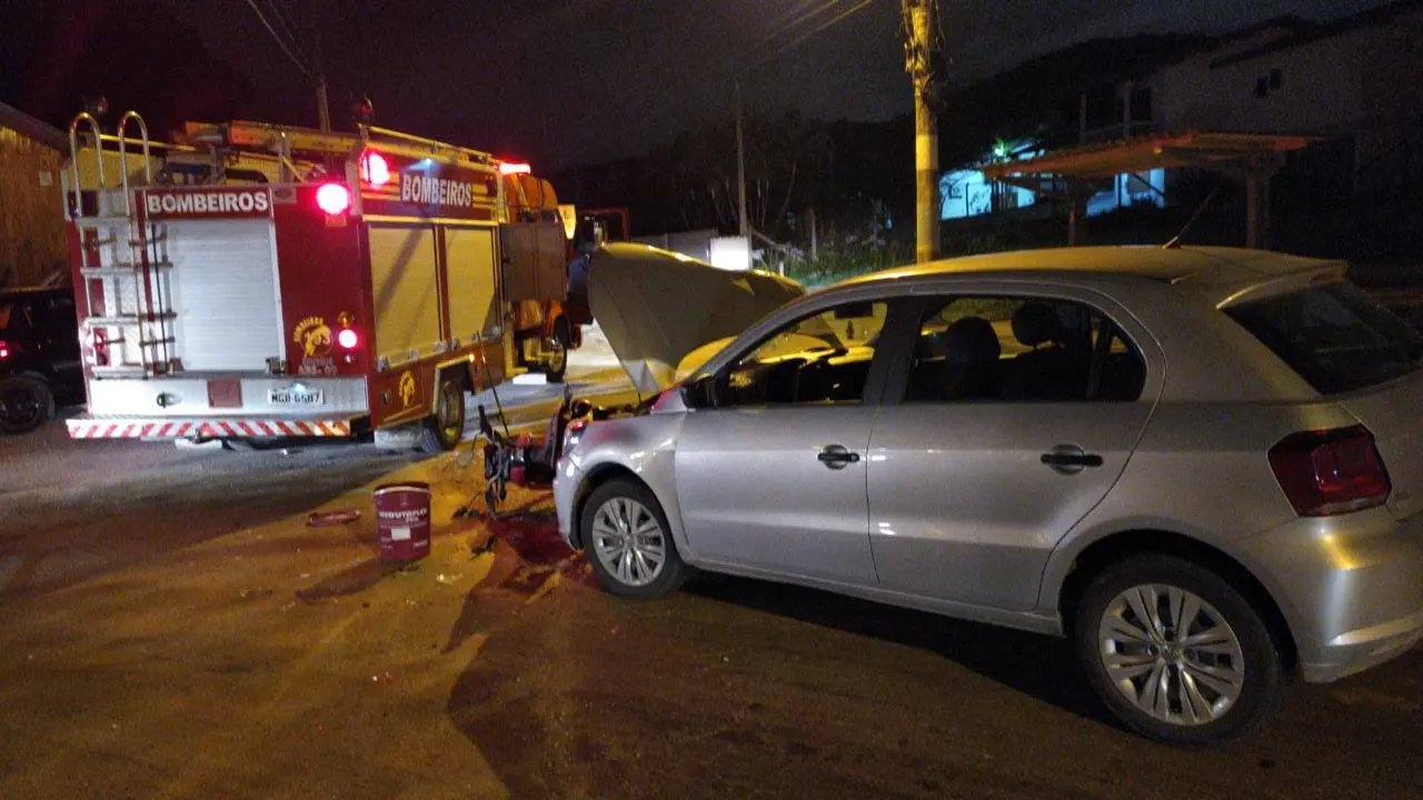 Motociclista &eacute; levado ao hospital ap&oacute;s colis&atilde;o