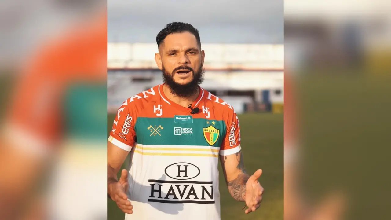  Brusque anuncia contrata&ccedil;&atilde;o do lateral-direito Par&aacute;