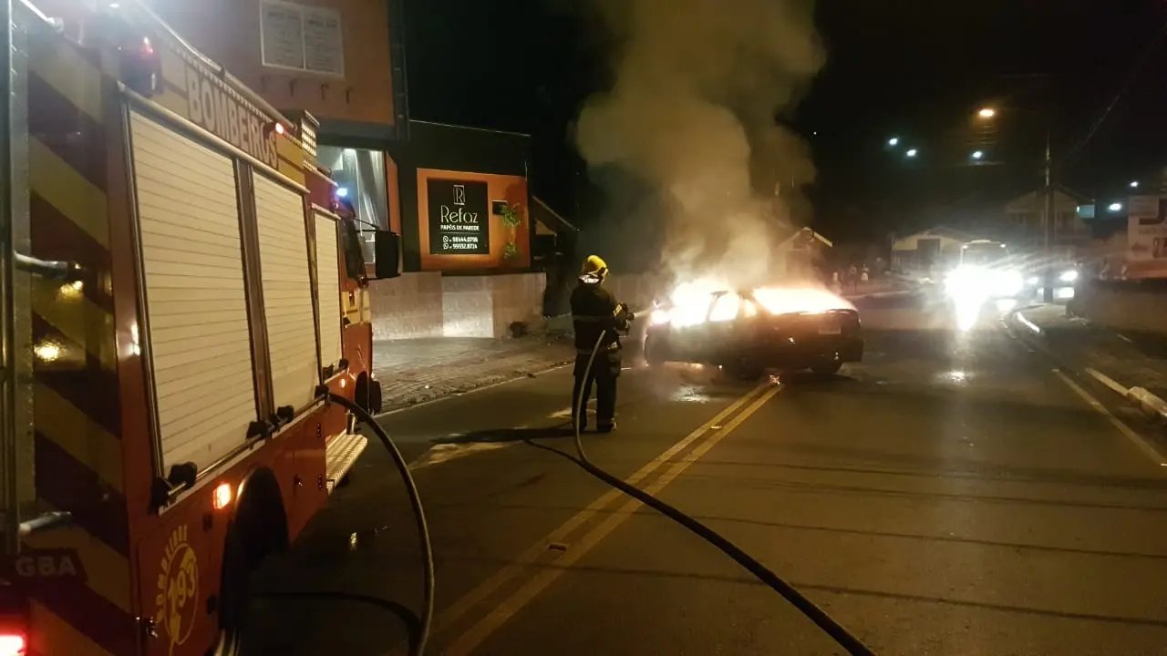 Carro pega fogo após bater em muro