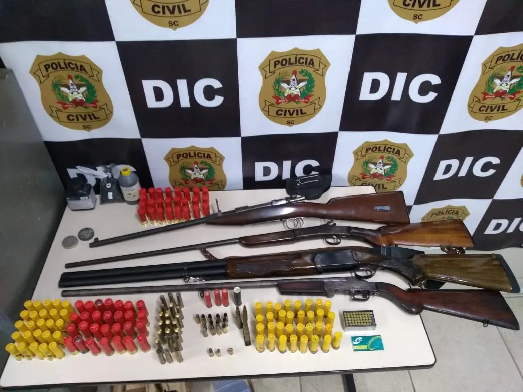 Pol&iacute;cia Civil apreende armas e muni&ccedil;&otilde;es em bairro de Brusque
