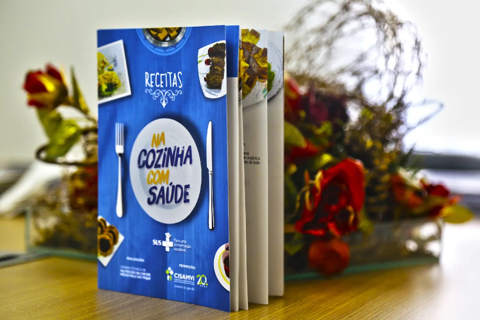 Livro "Na Cozinha com Saúde" com receitas de Guabiruba, será distribuído gratuitamente  na Policlinica