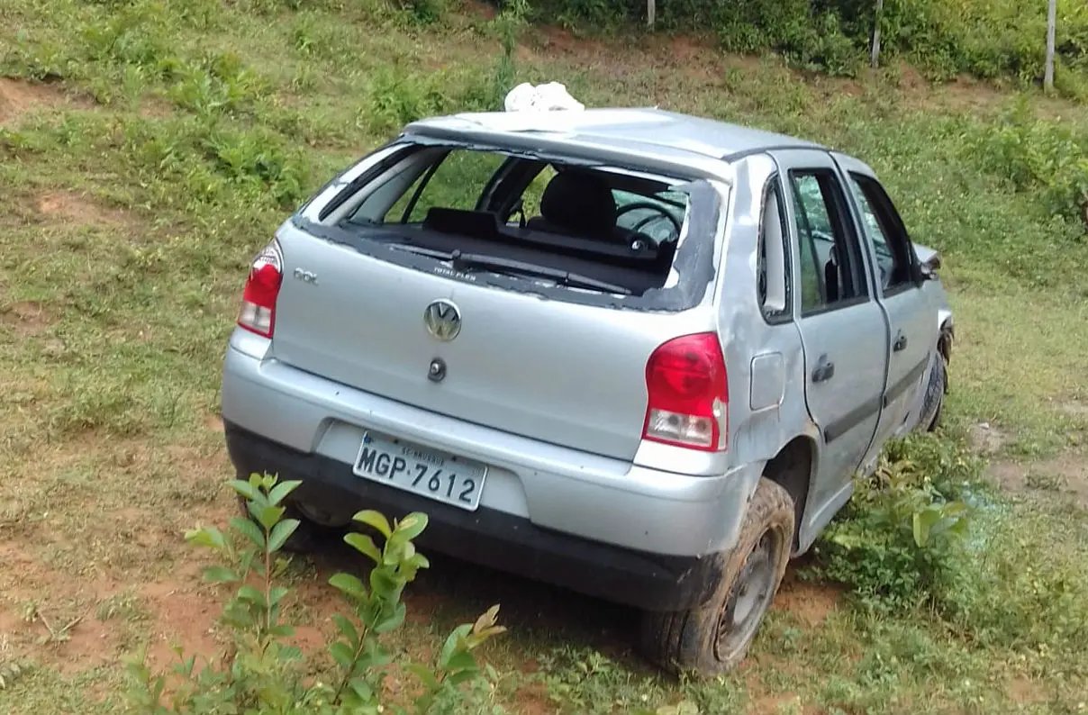 Veículo capota com quatro pessoas dentro
