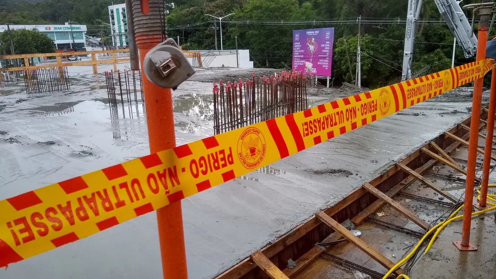 Laje cai e deixa duas pessoas feridas