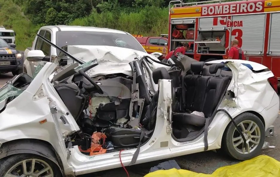 Acidente com tr&ecirc;s &oacute;bitos na BR-470 mobiliza helic&oacute;ptero Arcanjo-03, em Blumenau