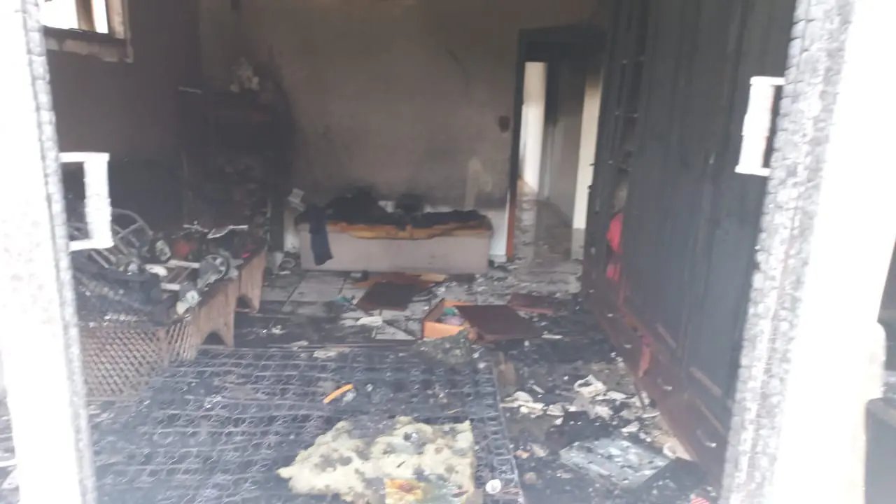 M&atilde;e alega que filho colocou fogo na casa, em S&atilde;o Jo&atilde;o Batista