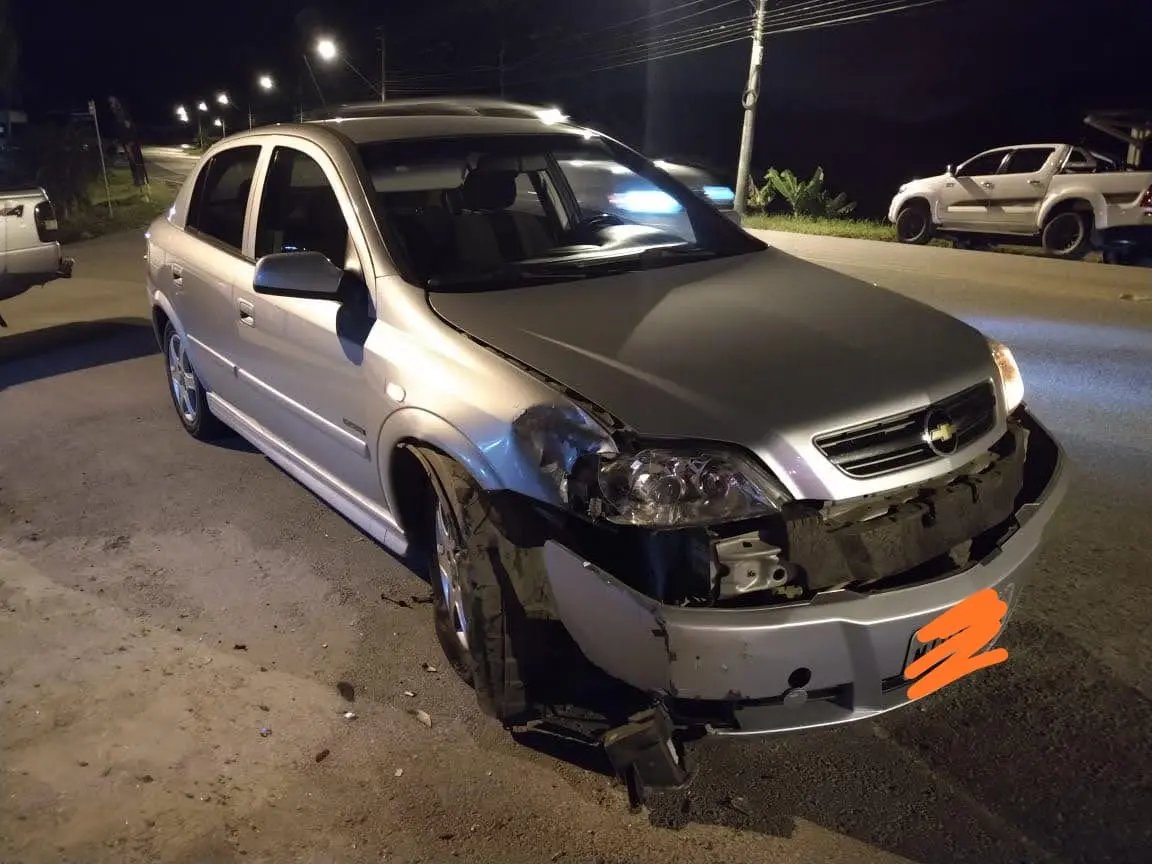 Acidente envolvendo carro e moto deixa homem ferido