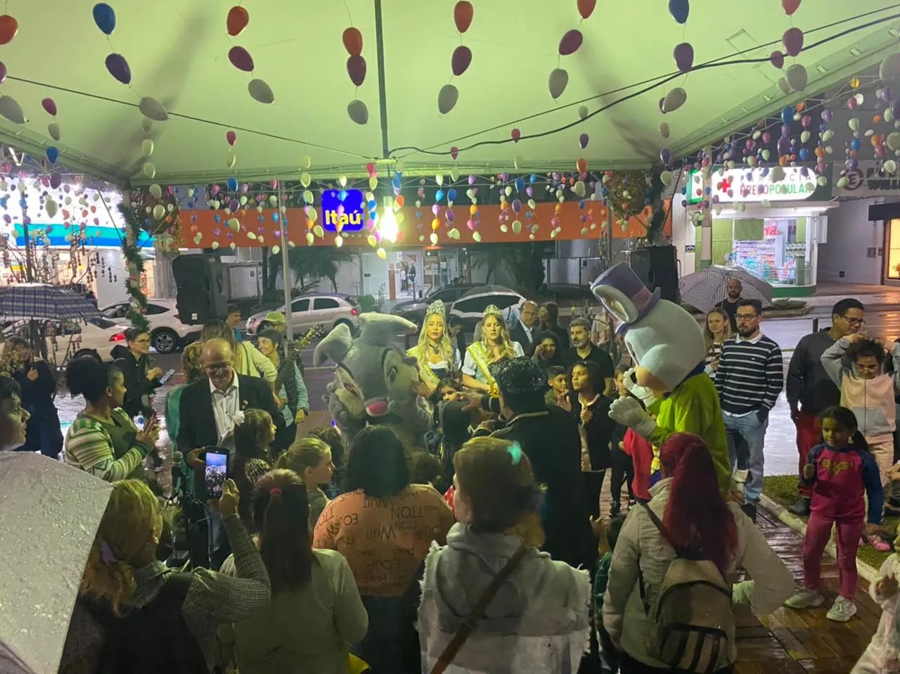 (Video) Evento na pra&ccedil;a abre per&iacute;odo da P&aacute;scoa em Brusque