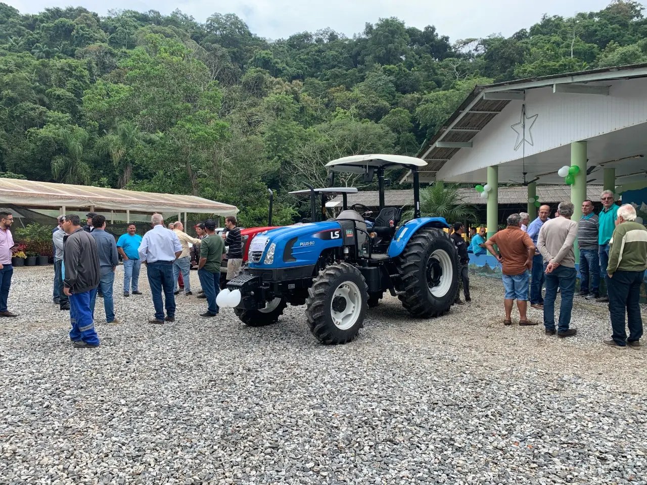 Novo trator amplia frota agr&iacute;cola e atendimento a produtores familiares