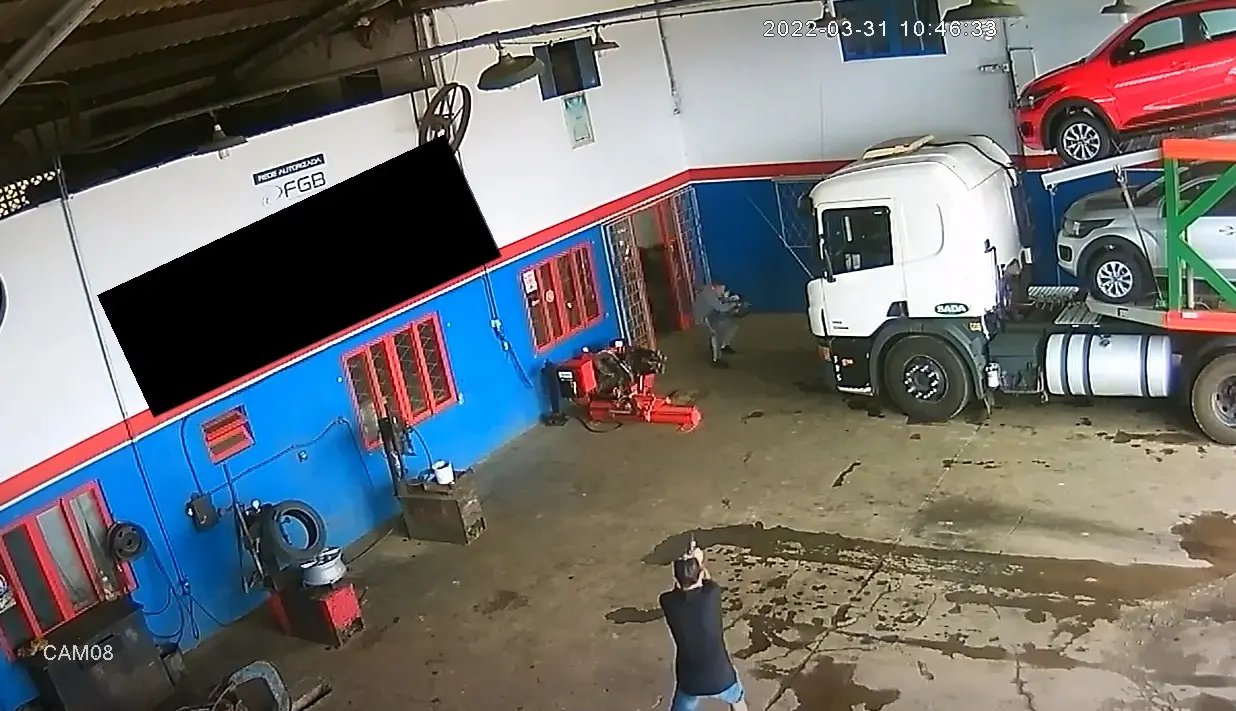 (V&iacute;deo) C&acirc;mera flagra assassinato em borracharia de Barra Velha