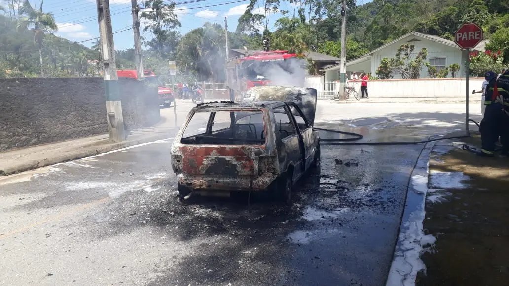 Inc&ecirc;ndio em carro deixa um homem ferido.