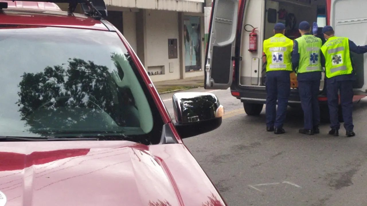 Motociclista &eacute; conduzida para hospital ap&oacute;s se envolver em acidente