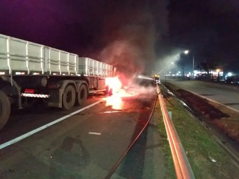 V&Iacute;DEO: C&acirc;mera de monitoramento registra o momento da colis&atilde;o entre carretas na BR-101
