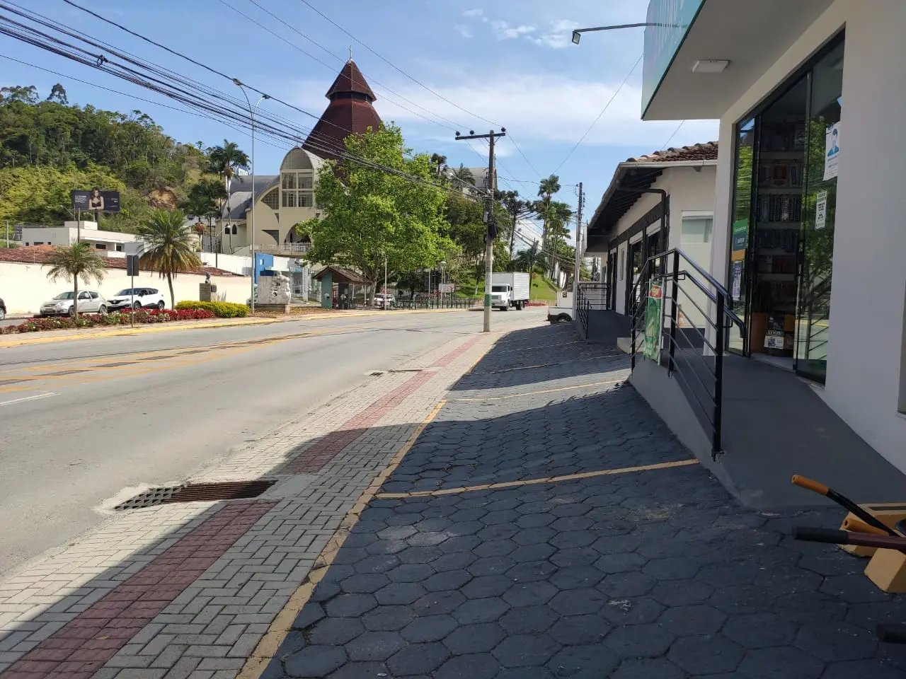 Comerciantes sinalizam estacionamento evitando multas aos clientes